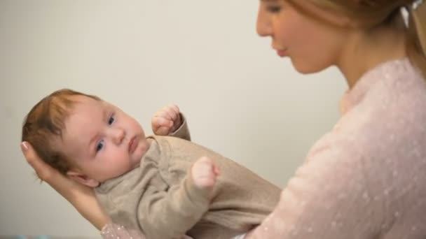 Ung Mamma Försöker Sätta Bedårande Lilla Barn Att Sova Håller — Stockvideo