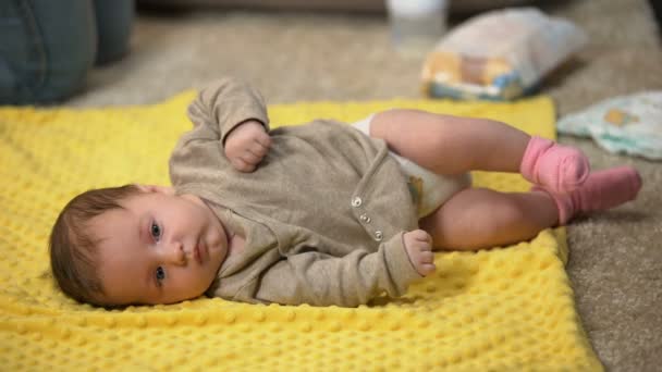 Babymeisje Alleen Liggend Draw Vel Terwijl Moeder Bezet Gebrek Aan — Stockvideo