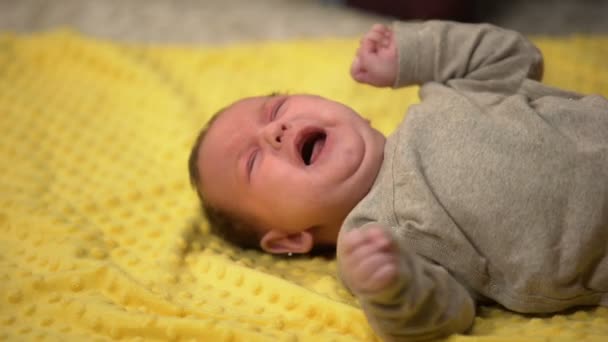 Madre Cambiando Pañales Para Bebés Llorando Cuidado Niños Higiene Amor — Vídeos de Stock