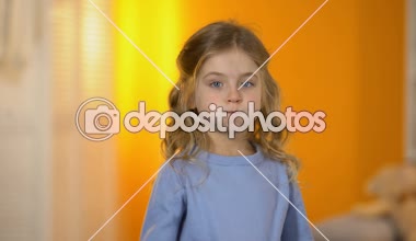 Sevimli küçük Prenses oynama ve kamera için sağlıklı çocuk komik surat