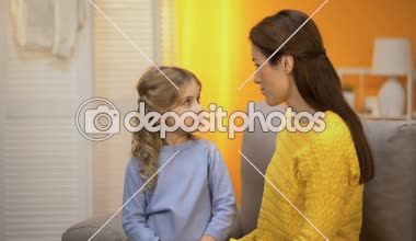 Küçük kızlar saç okşayarak ve onu aile mutluluğu sarılma genç anne