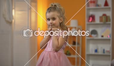 Küçük Prenses çok güzel pembe elbise, çocukluk hayali, mutlu okul öncesi kız