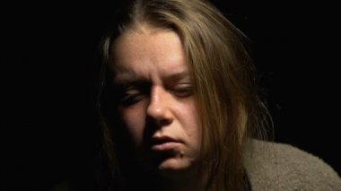 Stresli kişi yardım eli, yardım ve destek için yalvarıyor kadın kabul