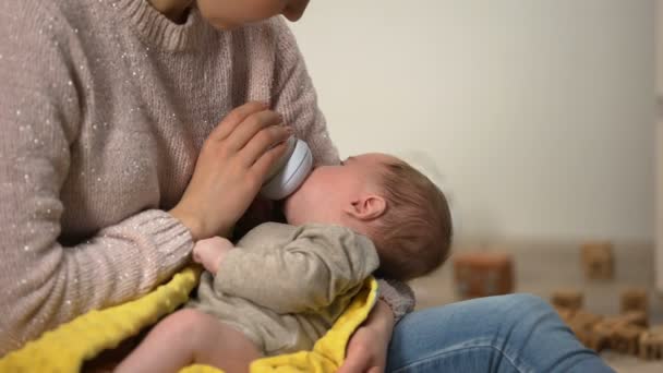 Babysitter Utfodring Bedårande Liten Flicka Från Flaska Anticolic Mjölk Formel — Stockvideo