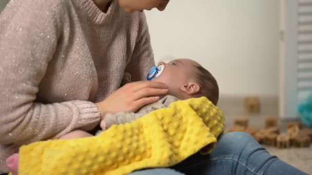 Adorable Recién Nacido Con Muñeco Acostado Brazos Señora Acariciando Vientre — Vídeos de Stock