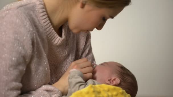 Mutter Gibt Kleines Entzückendes Kind Kieferorthopädische Binky Neugeborene Kinder Zubehör — Stockvideo