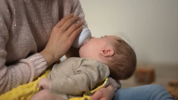 Bedårande Kid Suger Mjölk Formel Från Flaska Mamma Armar Tandreglering — Stockvideo