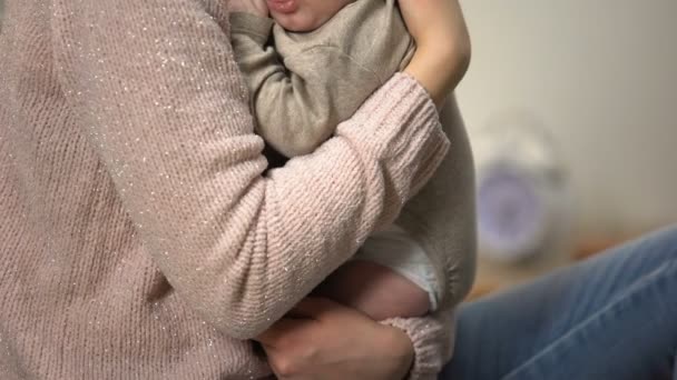 Senhora Segurando Criança Minúscula Método Canguru Carregar Bebês Prematuros — Vídeo de Stock