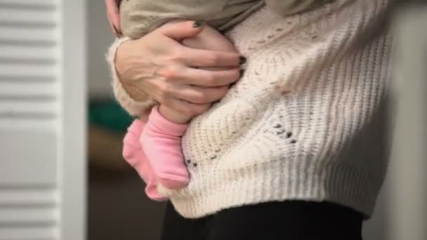 Junge Frau Schläft Winzige Tochter Ein Hält Sich Den Armen — Stockvideo