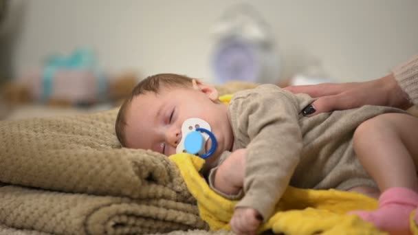 Zeer Schattige Pasgeboren Baby Slapen Zuigen Binky Ontwikkeling Van Het — Stockvideo