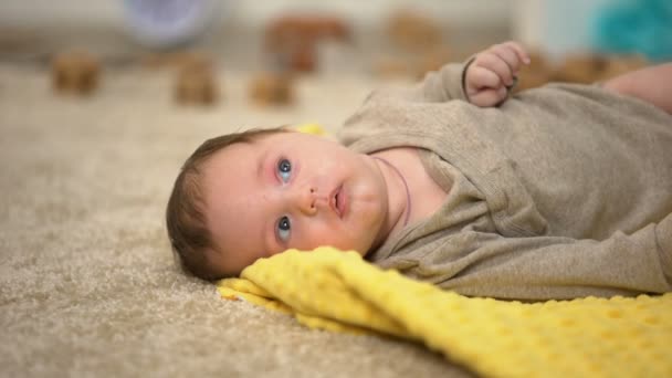 Adorable Pequeña Mentira Bebé Estadísticas Nacimiento Ayuda Los Niños Del — Vídeos de Stock