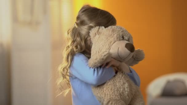 Menina Tímida Pré Escolar Escondendo Atrás Ursinho Pelúcia Problemas Psicológicos — Vídeo de Stock