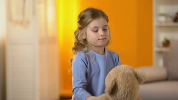 Feliz Rubio Rizado Niña Jugando Con Oso Peluche Favorito Infancia — Vídeos de Stock