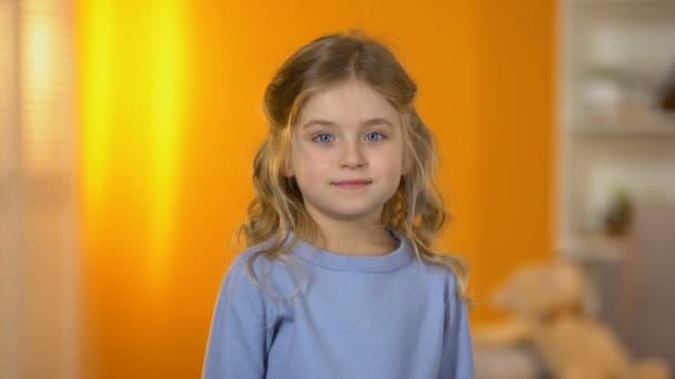 Mooie Meisje Met Gezond Gebit Camera Kinderopvang Tandheelkunde Orale — Stockvideo