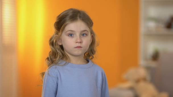 Jolie Fille Préscolaire Fermant Les Yeux Avec Les Mains Victime — Video