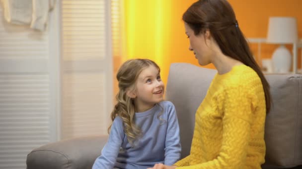 Gelukkig Lachen Meisje Vertellen Lachende Mama Grappige Verhalen Betrouwbare Betrekkingen — Stockvideo