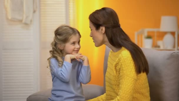 Mutlu Anne Kızı Sürtüyor Gülüyor Oynuyor Birlikte Eğlenmek — Stok video