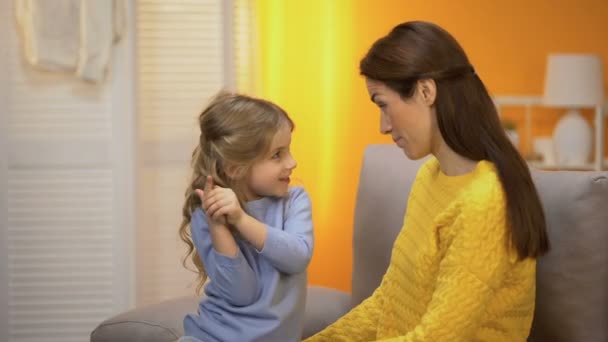 Linda Niña Preescolar Contando Historias Divertidas Mamá Feliz Tanto Riendo — Vídeos de Stock