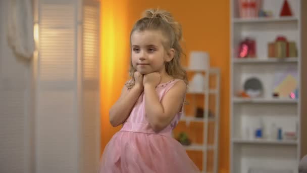 Princesita Adorable Vestido Rosa Sueño Infancia Niña Preescolar Feliz — Vídeos de Stock