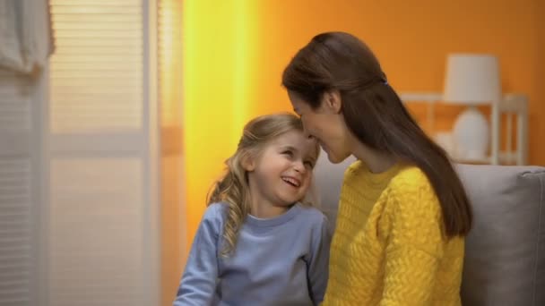Fröhliche Mutter Und Kleine Tochter Lächelnd Und Die Kamera Blickend — Stockvideo