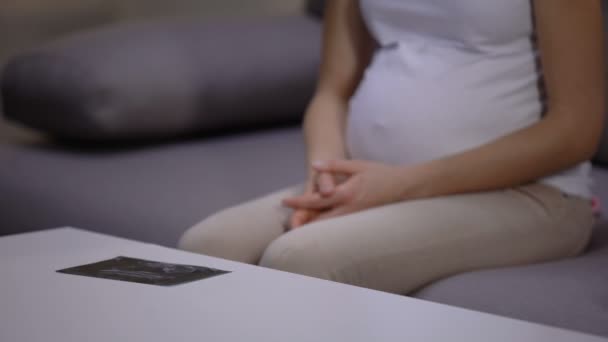 抑郁症妊娠先天性畸形患者桌上的超声图像 — 图库视频影像