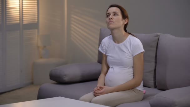 Molesto Embarazada Que Sufre Soledad Centro Rehabilitación Víctima Violencia Doméstica — Vídeos de Stock