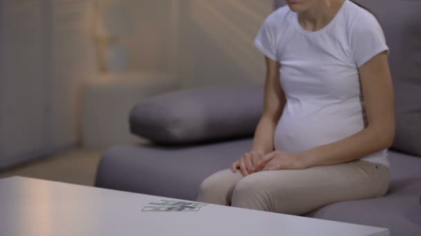 Frustrerad Surrogatmamma Tittar Dollar Sedlar Bordet Svårt Beslut — Stockvideo