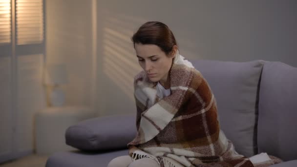 身患绝症的抑郁的年轻女士独自坐在收容所里 — 图库视频影像
