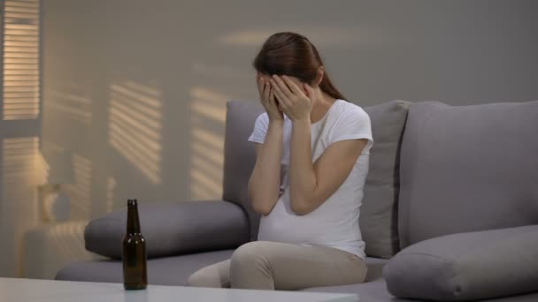 Schwangere Alkoholikerin Mit Entzugserscheinungen Trinkt Bier Aus Flasche — Stockvideo