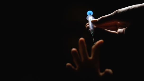 女性手出现从黑暗和采取注射器与未知的物质 — 图库视频影像