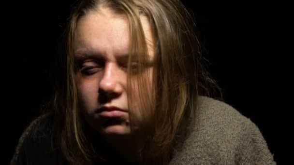 Άσχημη Γυναίκα Λήψη Χαπιού Από Χέρι Του Κρουπιέρη Αδυναμία Αντισταθεί — Αρχείο Βίντεο