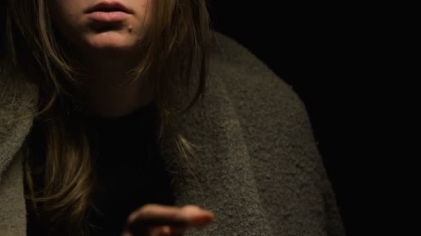 Aider Sortir Femme Obscurité Centre Réadaptation Abri — Video