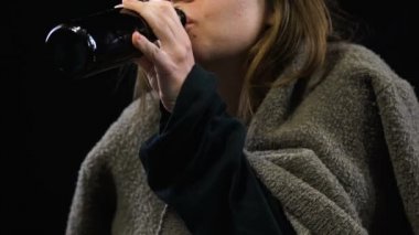 Şiddet, umutsuzluk acı şişe alkol ağlayan üzgün kadın