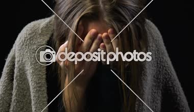 Ağlayan, zalim koca zalim, Aile içi şiddet ile dehşete kötü muamele görmüş kadın