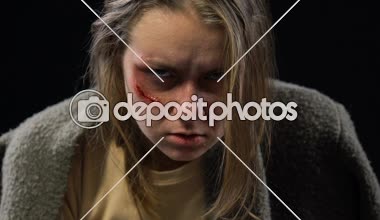 Umutsuzluk içinde zorla fuhuş kurbanı ağlayan hırpalanmış kadın kaçırma