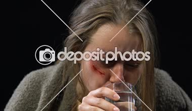 Hapları, ağrı kesici veya depresyon antidepresan ilaç alarak kötü muamele görmüş kadın