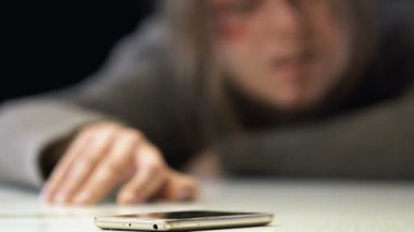 Yaralı kadın telefon arama 911, kaza veya felaket kurbanı almaya çalışıyor