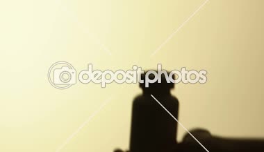 Akıl hastası kadın, psikiyatrik hastanede tedavi için hapları vermeye el