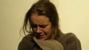 Kötü muamele görmüş kadın alkol yoksunluk belirti, onu votka ile cazip el acı