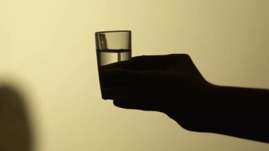 Ağlayan kadın, günaha alkol ile mücadele için alkol veren el