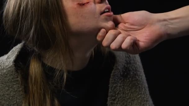 粗鲁的丈夫抓住受伤的女性脸 家庭中的身体暴力 — 图库视频影像