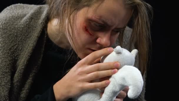 伤痕累累的妇女拥抱玩具 绑架失踪家庭 身体虐待的受害者 — 图库视频影像