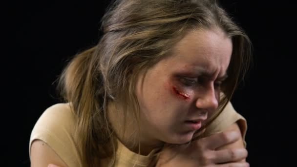 Porträt Einer Verletzten Frau Eingeschüchtert Von Ihrem Tyrannischen Ehemann Opfer — Stockvideo