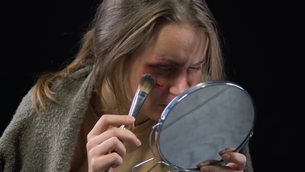 Mujer Abusada Escondiendo Moretones Con Maquillaje Ocultando Violencia Doméstica Llorando — Vídeos de Stock