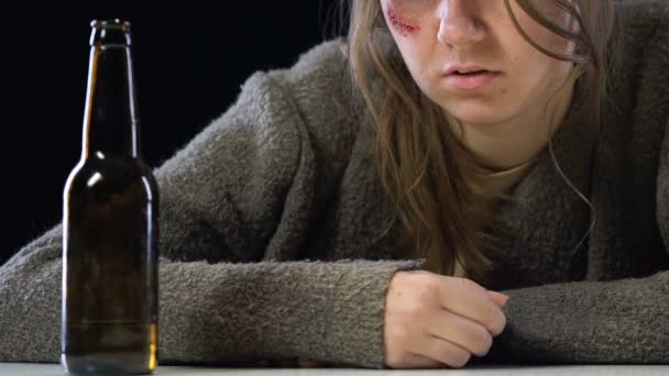 Μελανιασμένο Θηλυκό Κατανάλωση Αλκοόλ Για Ξεχάσουν Προβλήματα Της Ζωής Τον — Αρχείο Βίντεο