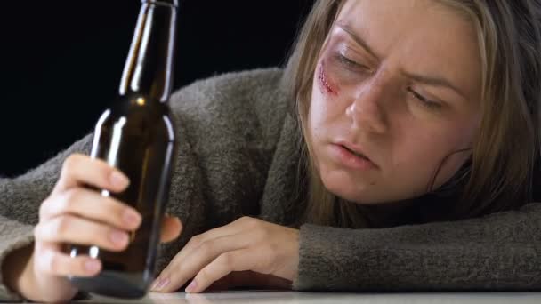 Mulher Sem Teto Machucado Beber Cerveja Alcoolismo Feminino Hábitos Nocivos — Vídeo de Stock