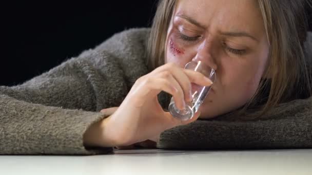 傷つけられた女性 女性のアルコール依存症に人生を絶望のウォッカを飲む — ストック動画
