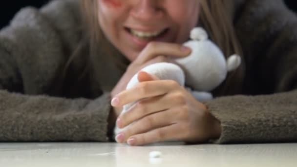 Vrouw Knuffelen Speelgoed Antidepressiva Drugs Drinken Huilen Voor Verloren Dochter — Stockvideo