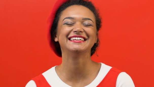 背景が赤 バレンタインの日 休日幸福の笑みを浮かべてうれしそうなアフリカ女性 — ストック動画