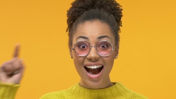 Mooie Afrikaanse Vrouw Brillen Tonen Idee Gebaar Creatieve Oplossing — Stockvideo